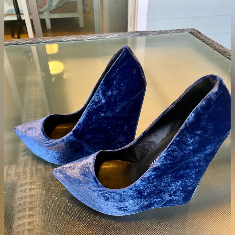 THEYSKEN’S THEORY— Gorgeous Hi Wedge Cobalt Blue Velvet Heels …. size 7 💙🤩